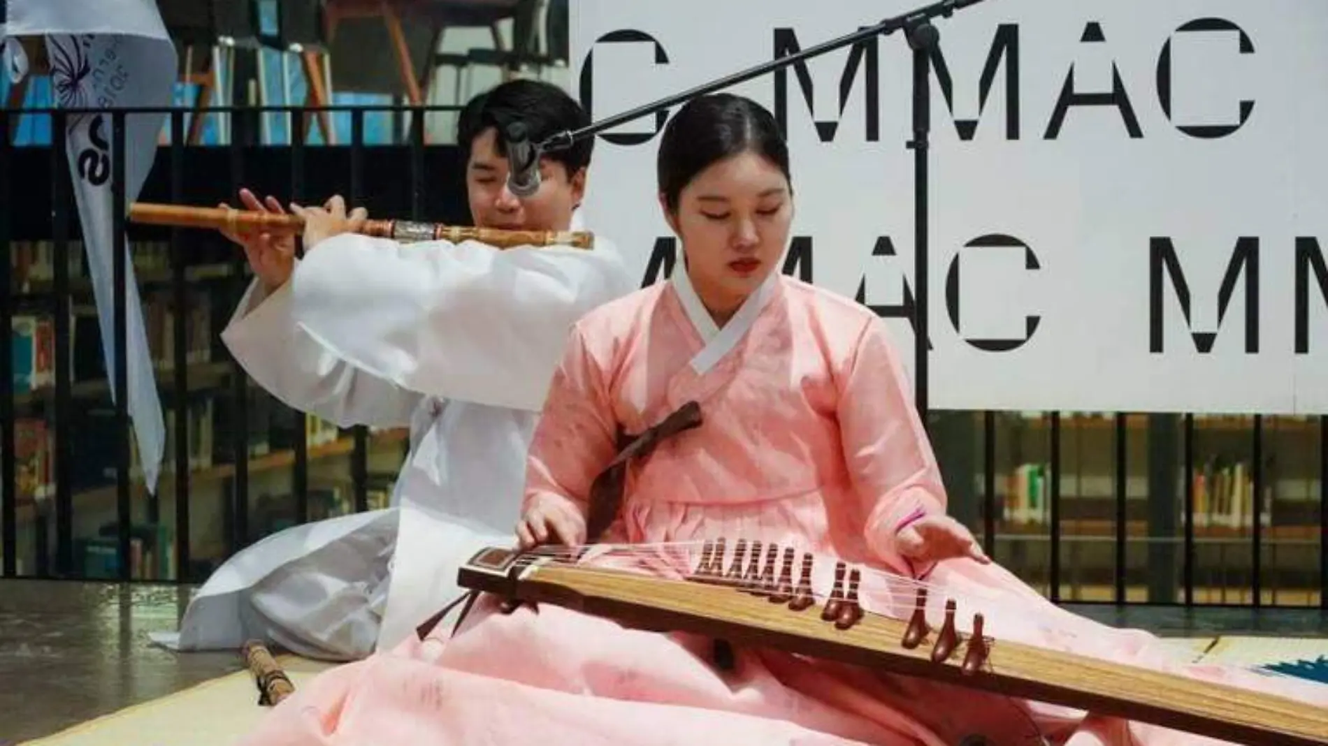 Personas tocando instrumentos tradicionales coreanos